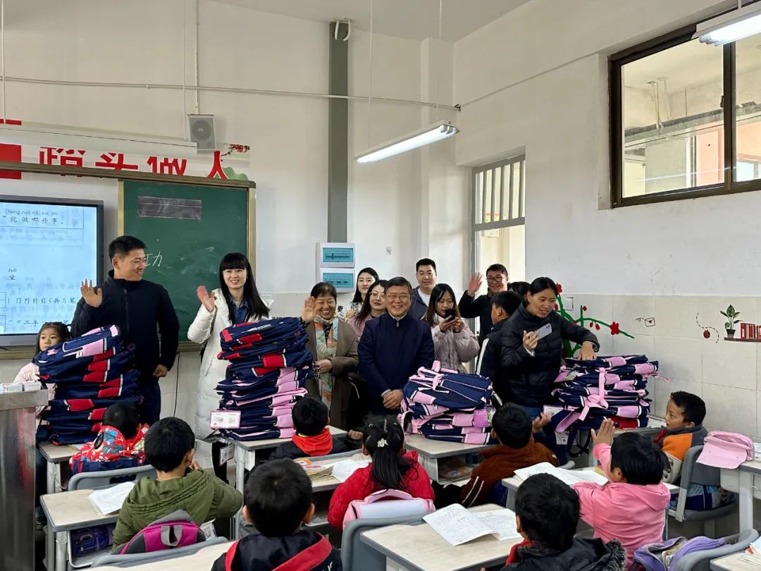 【用心呵護(hù)幼苗】楊安民董事長走進(jìn)中國砂石協(xié)會希望小學(xué) 以實(shí)際行動(dòng)踐行企業(yè)社會責(zé)任